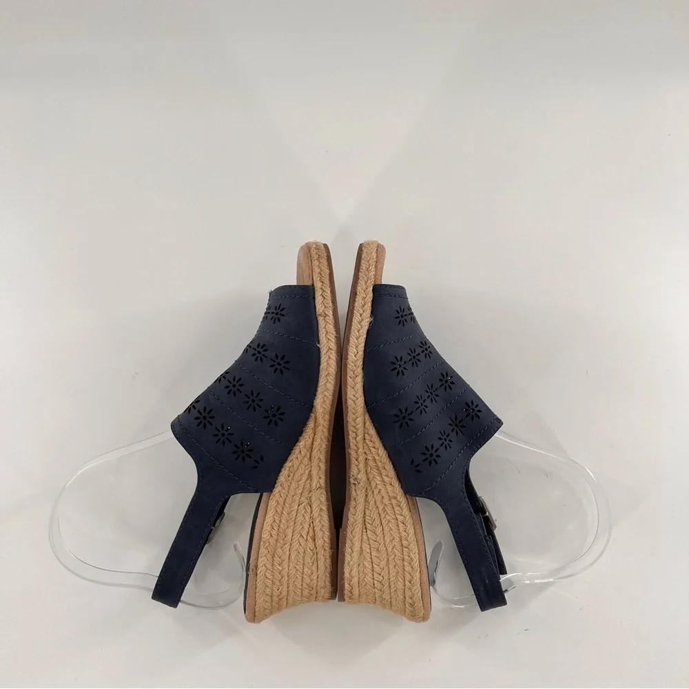 Easy Street womens sandals size 6 navy blue faux leather floral Espadrilles